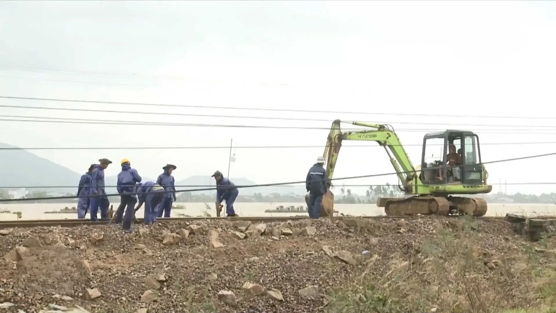 Ngành đường sắt quyết tâm thông tuyến từ 26/11